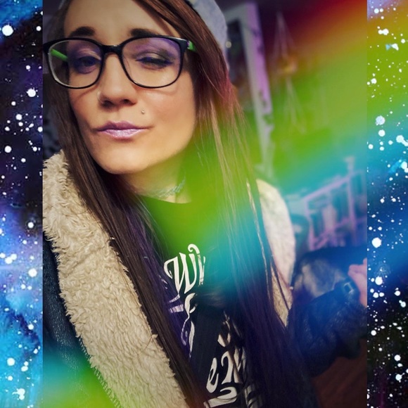 Meet your Posher, Amanda - Picture 2 of 3